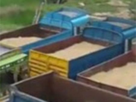 தூத்துக்குடியில் அனுமதியின்றி மலேசிய மணலை கடத்தியதாக லாரிகளை மடக்கிய அதிகாரிகள்!