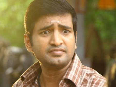 முன்னதாக சொல்லியிருந்தா ஆர்கே.நகரில் நானும் வேட்புமனு தாக்கல் போட்டிருப்பேனே.. சந்தானம் 'லொள்ளு’