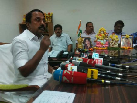 வெளிநாட்டு டூர்... விருது எல்லாம் இருக்கட்டும்... சுத்தமான நீரும், கழிவறையும் வேண்டும் அமைச்சரே!