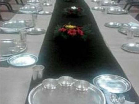 வெள்ளித்தட்டில் என்னதான் சாப்பிட்டாங்க.. சித்தராமையா டின்னருக்கு ரூ.10 லட்சம் செலவாம்