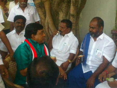 சிங்கிள் டீ குடித்து விட்டு பிரச்சாரம் செய்த சிங்கமுத்து.. அதிமுக ரொம்ப பிசி