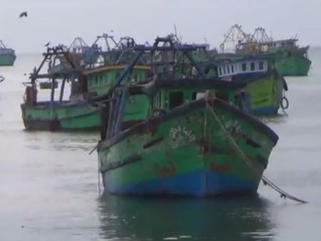 ஓகி புயலால் ஏற்பட்ட காயமே இன்னும் ஆறல.. இதுல இலங்கை கடற்படை வேற இந்த பாடுபடுத்துதே!