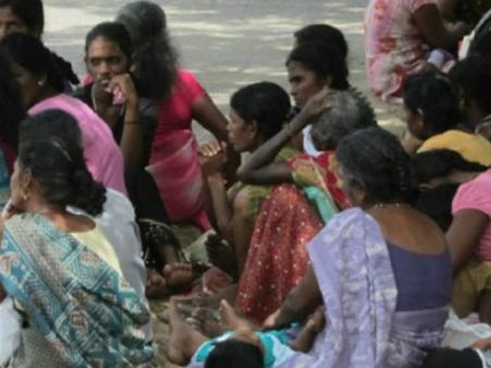 இலங்கையில் நடந்த போரால் கணவரை இழந்து தவிக்கும் 90 ஆயிரம் பெண்கள் - பகீர் ரிப்போர்ட் !