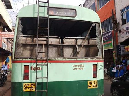 நாகர்கோவிலில் முழுஅடைப்பு... அரசுப் பேருந்துகள் மீது கல்வீச்சு!