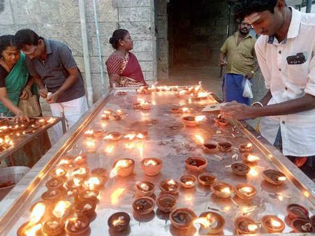 தனுசு ராசிக்கு இடம் பெயர்ந்தார் சனிபகவான் - பரிகாரம் செய்து பக்தர்கள் வழிபாடு