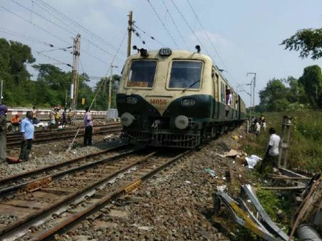 மின்சார ரயில் பெட்டிகள் தடம் புரண்டன- சென்னையில் புறநகர் ரயில் சேவைகள் 7 மணிநேரம் கடும் பாதிப்பு