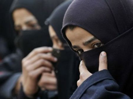 முத்தலாக்கை தடை செய்யும் சட்டம்.. கடும் எதிர்ப்புகளுக்கு இடையே லோக்சபாவில் நிறைவேற்றம்!