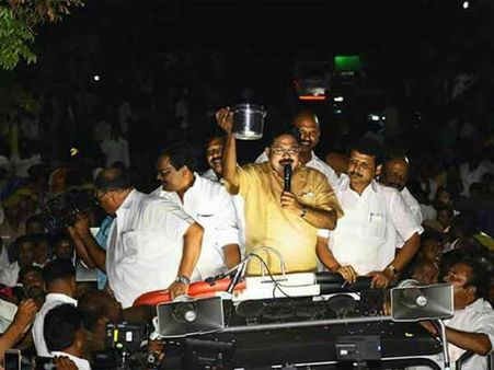 ஆர்.கே.நகர் ரேசில் முந்தும் 'குக்கர்’ தினகரன்.. கதிகலங்க வைக்கும் உளவுத்துறை ரிப்போர்ட்