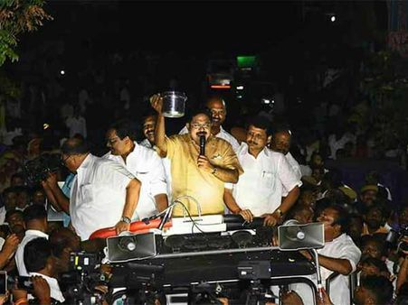பார்த்து பாஸ் குக்கர் தானனு தூக்கி அடுப்பு மேல வச்சுரப்போறாங்க!! 