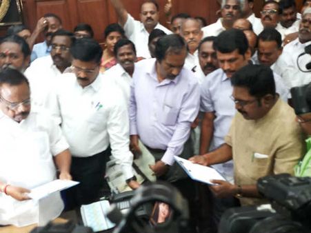 பெரியகுளம் எம்.பி முதல் ஆர்.கே.நகர் எம்எல்ஏ வரை.. டிடிவி தினகரனின் பீனிக்ஸ் அரசியல்