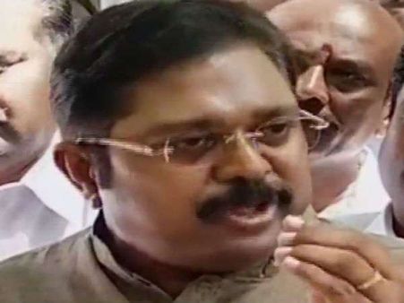 வடக்கில் இருப்பவர்கள் கடலில் குதி என்றாலும் முதல்வர் குதித்துவிடுவார்.. தினகரன் தாக்கு!