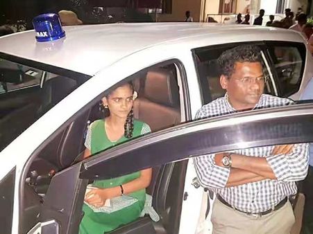 சைரன் பொருந்திய காரில் மாணவியை அமரவைத்து உத்வேகத்தை தூண்டிய தி.மலை ஆட்சியர்