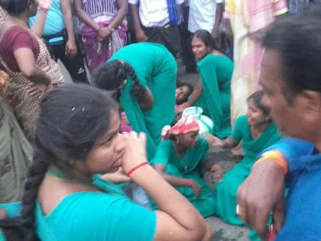 தென்காசி அருகே கல்லூரி வேன் - லாரி மோதி விபத்து - 20 மாணவிகள் காயம்