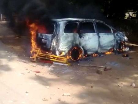 போலீஸ் ஐஜி காரை தீ வைத்து எரித்த வன்முறை கும்பல்.. கர்நாடகாவில் பரபரப்பு