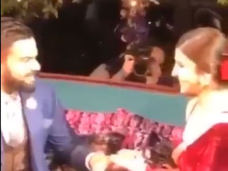 ஒரு மாதமாக தேடி.. ஆஸ்திரியாவிலிருந்து அனுஷ்காவுக்கு கோஹ்லி கொடுத்த செம கிஃப்ட்!