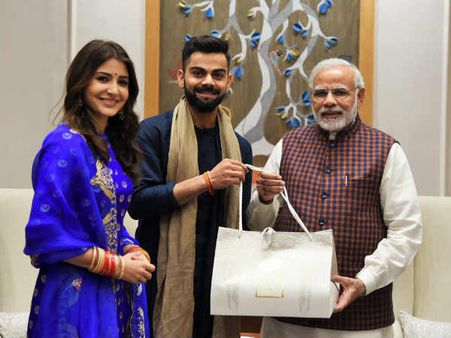 பிரதமர் மோடியை சந்தித்த கோஹ்லி -அனுஷ்கா ஜோடி.. திருமண வாழ்த்து பெற்றனர்!