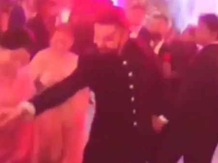 கோஹ்லி ஆட.. அதை பார்த்து அனுஷ்கா குத்தாட்டம் போட.. திருமண வரவேற்பில் ஒரே கூத்துதான்- வீடியோ