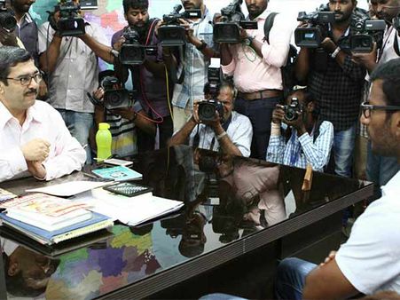 எஸ், விஷால் வேட்புமனு விஷயத்தில் தப்பு நடந்திருக்கு.. ஒப்புக்கொண்டார் லக்கானி!