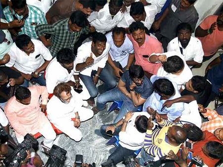 போங்க போங்க வரிசையில வந்து மனு தாக்கல் செய்யுங்க... விஷாலை விரட்டிய சுயேச்சைகள்!