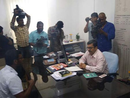 லக்கானியிடம் ஆர்.கே.நகர் தேர்தல் அதிகாரி வேலுச்சாமி விளக்கம்.. விஷாலும் புகார்!