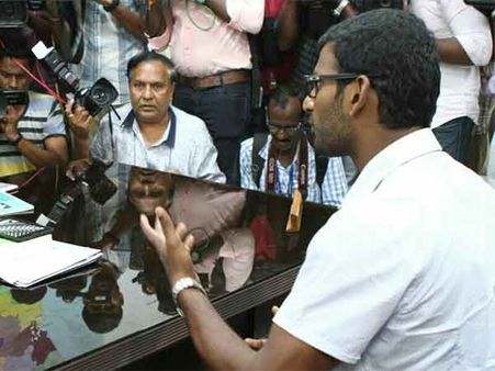 மிரட்டியதாக சொல்லும் தேர்தல் அதிகாரி... விஷால் மீது புகார் தெரிவிக்காதது ஏன்?