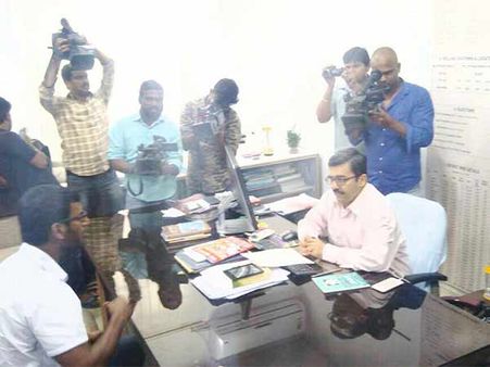 தேர்தல் அதிகாரியின் முடிவே இறுதியானது... விஷாலுக்கு கை விரித்தது தேர்தல் ஆணையம்!