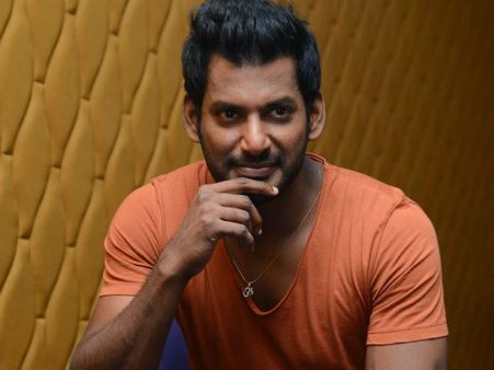 அரசியலில் குதித்தார் விஷால்... ஆர்.கே.நகர் இடைத் தேர்தலில் போட்டியிடுவதாக அறிவிப்பு