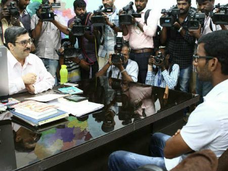 ஒரே குழப்பமப்பா... புகார் மனுவில் தேர்தல் அதிகாரி முகவரியை தப்பாக போட்ட விஷால்!