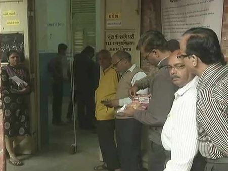 குஜராத் தேர்தல்: அகமதாபாத்தில் வரிசையில் நின்று வாக்களித்த பிரதமர் மோடி- live