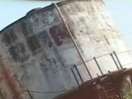 நெல்லையில் இடிந்து விழுந்த குடிநீர் தொட்டி... அச்சத்தில் ஓடிய கிராமமக்கள்