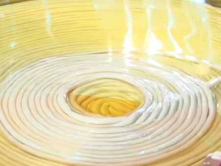 உலகத்தின் நீளமான நூடுல்ஸ் இதுதான்... கின்னஸ் புத்தகத்தில் இடம்பிடித்தது! - வீடியோ