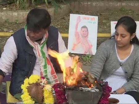 குஜராத், ஹிமாச்சல் பிரதேச சட்டசபை தேர்தலில் வெற்றி பெறவேண்டி யாகம் வளர்க்கும் காங்கிரஸ் தொண்டர்கள்!