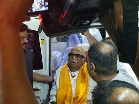 மருத்துவமனையில் இருந்து வீடு திரும்பினார் திமுக தலைவர் கருணாநிதி!