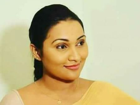 கட்சியில் சீட்டு கேட்ட மாஜி நடிகையை முழு நிர்வாணமாக நிற்க சொன்ன ராஜபக்சே நண்பர்- இலங்கையில் பரபர 