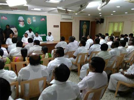 பெரும்பான்மை இழந்ததா எடப்பாடி பழனிச்சாமி அரசு? அதிமுக எம்எல்ஏக்கள் கூட்டத்தால் அம்பலம்