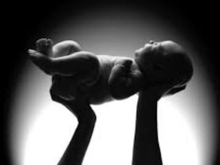 கணவரின் சிகிச்சைக்காக புதிதாக பிறந்த குழந்தையை விற்ற தாய்... உ.பி.யில் கொடூரம்