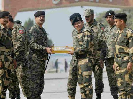 இந்தியா கோபம்.. இந்த வருட குடியரசு தினத்தில் பாக். ராணுவ வீரர்களுக்கு ஸ்வீட் கிடையாது!