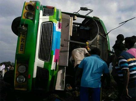 விருதுநகர் அருகே தனியார் பேருந்து கவிழ்ந்து விபத்து.. 3 பேர் உயிரிழப்பு!
