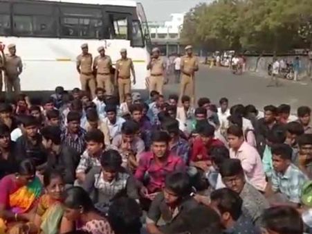 பஸ் கட்டண உயர்வை வாபஸ் வாங்கு: 2வது நாளாக தீவிரமடையும் மாணவர்கள் போராட்டம்