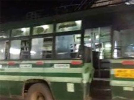 பழனி அருகே ஓட்டுநருக்கு திடீரென வலிப்பு.. சாலையோர கடைக்குள் பேருந்து புகுந்ததால் பரபரப்பு!