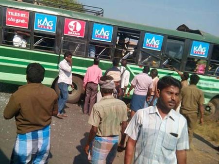 அடக்கொடுமையே.. பணத்துடன் எஸ்கேப்பான போலி தற்காலிக கண்டக்டர்... மடக்கி பிடித்த பயணிகள்