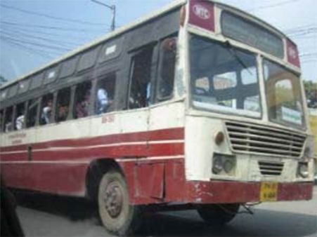 அரசுப் பேருந்தை ஓட்டிச் சென்ற ஆட்டோக்காரர்... இளைஞர் படுகாயம், மக்கள் அச்சம்!
