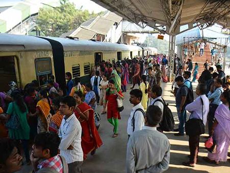 ரயில்களில் முண்டியடிக்கும் கூட்டம்... காத்தாடும் பேருந்து நிலையங்கள்: மக்கள் கடும் அவதி