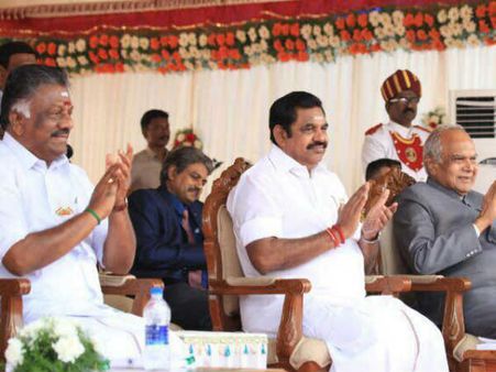 தண்டவாளத்தில் சிக்கியவரை காப்பாற்றிய ரயில்வே போலீஸ்க்கு அண்ணா பதக்கம்!