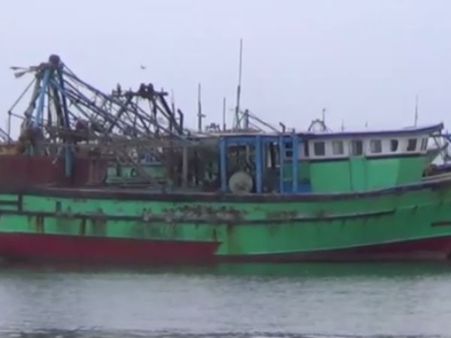 இலங்கை கடற்படை தொடர்ந்து அட்டூழியம்: 12 தமிழக மீனவர்கள் சிறைபிடிப்பு