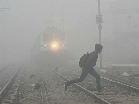 டெல்லியில் கடும் பனிமூட்டம்.. 59 விமானங்கள் தாமதம்.. 21 ரயில்கள் ரத்து!