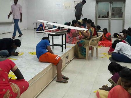 நெல்லையில் கிளைடர் விமான கண்காட்சி.. காண மாணவர்கள் ஆர்வம்!