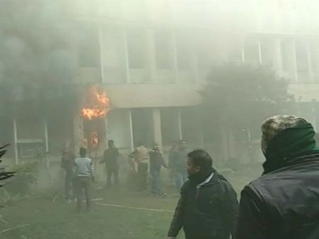 கோரக்பூர் மருத்துவமனையில் பயங்கர தீ விபத்து!... நோயாளிகளுக்கு ஆபத்தில்லை!