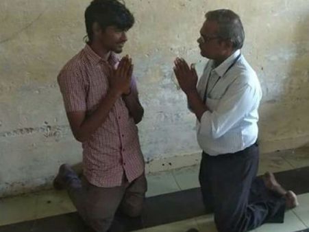 பசங்க முட்டி போட்டுதான் பாத்திருப்பீங்க!... எச்.எம்மே முட்டி போடுவதை பாத்தீருப்பீர்களா?