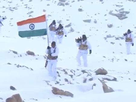 18 ஆயிரம் அடி.. மைனஸ் 30 டிகிரி குளிர்.. மலை மீது கெத்தாக கொடி ஏற்றிய இந்திய படை!